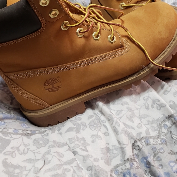 Timberland booties only worn 2 times has minor details in front - Picture 2 of 3